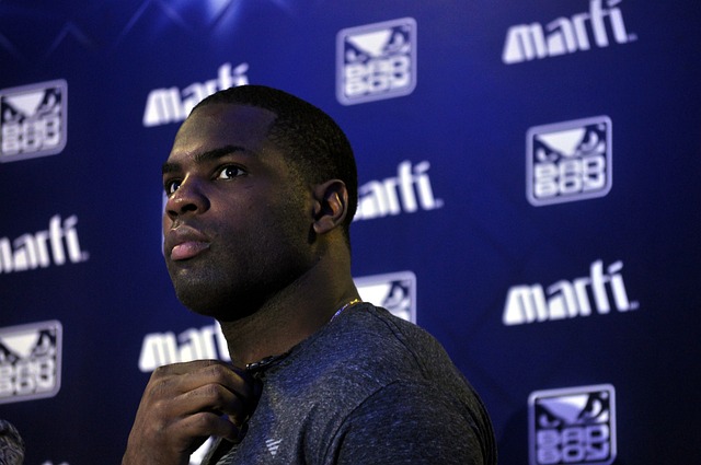 官方：今夏加盟维拉的19岁后卫厄兹詹租借加盟安德莱赫特